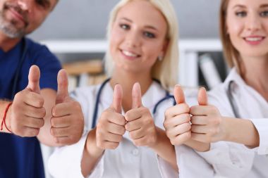 Grup doktor Tamam gösterme veya yukarı işareti başparmak ile onaylayın