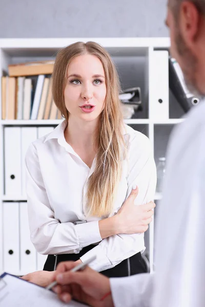 Retrato de visitante feminino preocupado conversa com o médico — Fotografia de Stock
