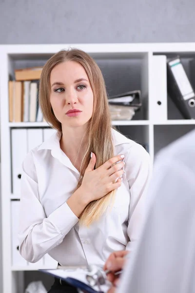 Femme concernée portrait de visiteur parler avec le médecin — Photo