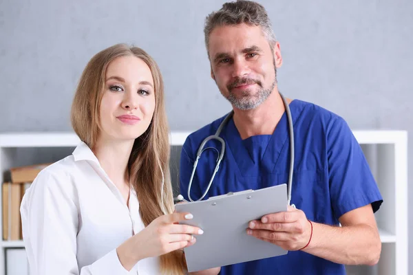 Usmívající se pohledný doktor komunikovat s pacientem — Stock fotografie