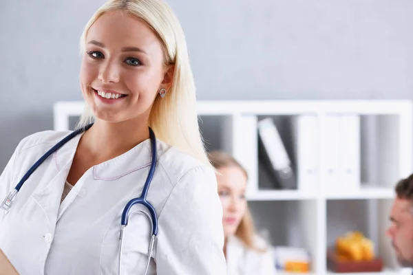 Bella sorridente medico donna stand in ufficio ritratto — Foto Stock
