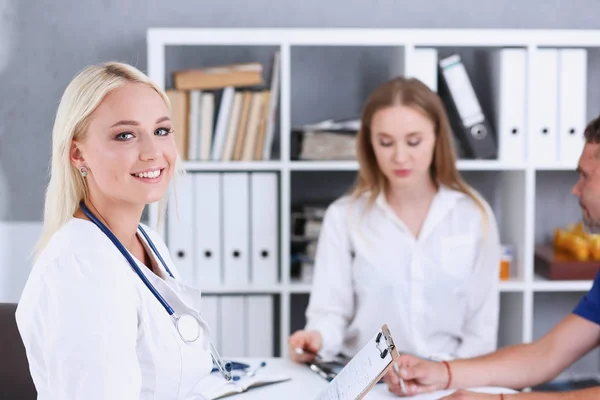 Vackert leende kvinnliga läkare står i office porträtt — Stockfoto