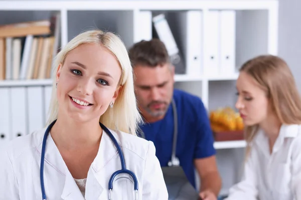 Schön lächelnde Ärztin steht im Büro Porträt — Stockfoto