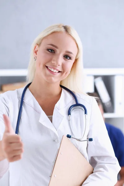 Bella sorridente medico femminile che mostra OK o confermare segno — Foto Stock