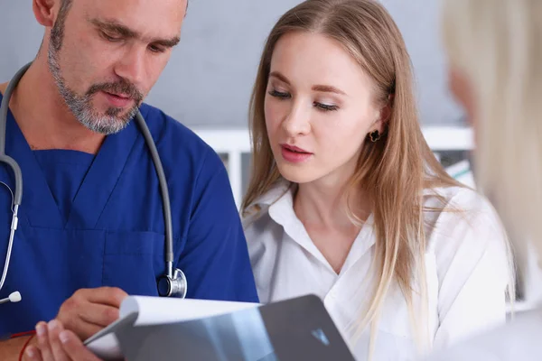 Preocupado médico guapo comunicarse con el paciente — Foto de Stock