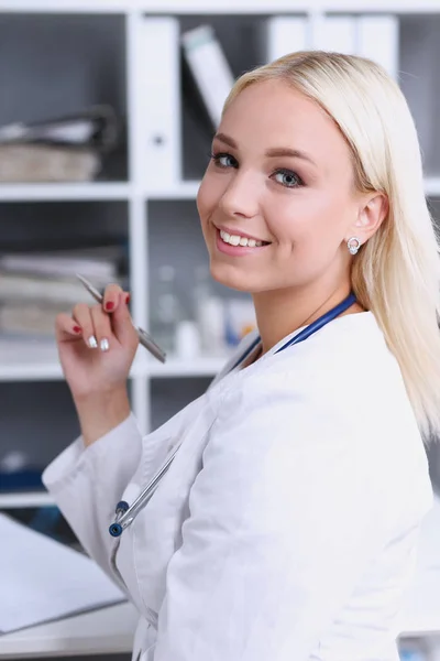 Prachtige vrouwelijke arts schrijven recept glimlachen — Stockfoto
