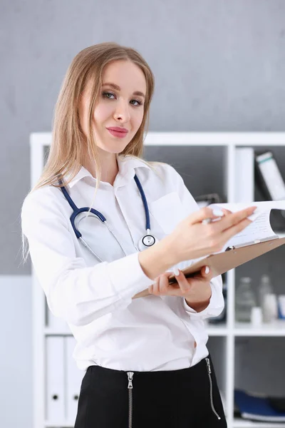 Hermosa mujer sonriente médico de pie en el retrato de oficina —  Fotos de Stock