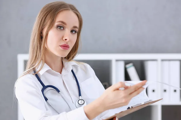 Vackert leende kvinnliga läkare står i office porträtt — Stockfoto