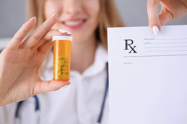 Le mani del medico femminile tengono la prescrizione — Foto Stock