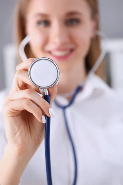 Krásný úsměv lékařka drží v ruce hlavu stetoskopu — Stock fotografie