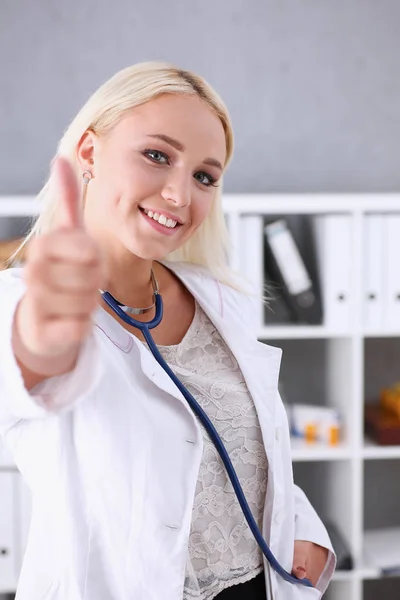 Όμορφη χαμογελαστή γυναίκα γιατρός δείχνει ΟΚ ή επιβεβαιώστε σημάδι — Φωτογραφία Αρχείου