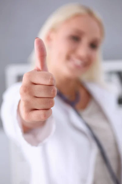 Schöne lächelnde Ärztin zeigt ok oder bestätigen Zeichen — Stockfoto