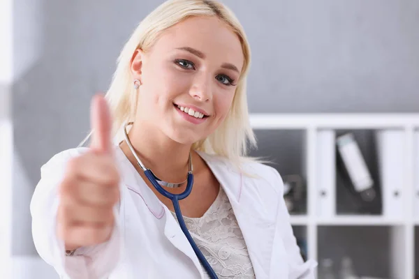 Güzel gülümseyen kadın Tamam gösterilen doktor veya işareti onaylamak — Stok fotoğraf