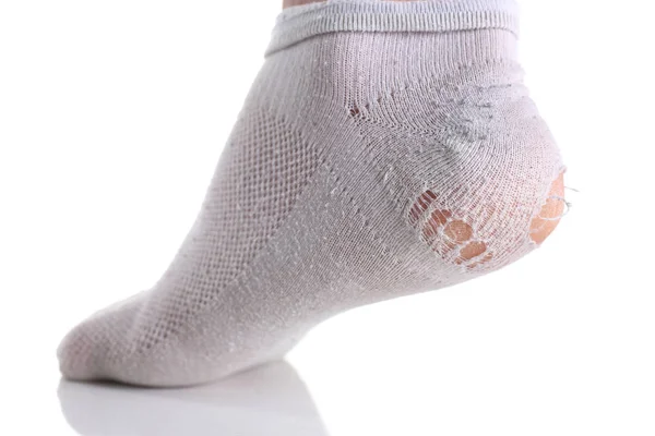 Strappato calzino bianco su gamba maschile isolato — Foto Stock