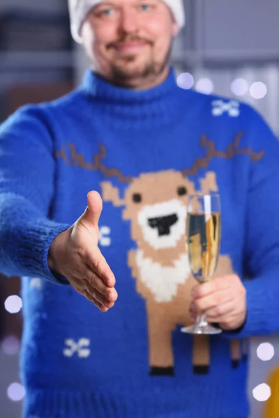 Hombre con suéter de ciervo azul cálido sostener en el brazo — Foto de Stock