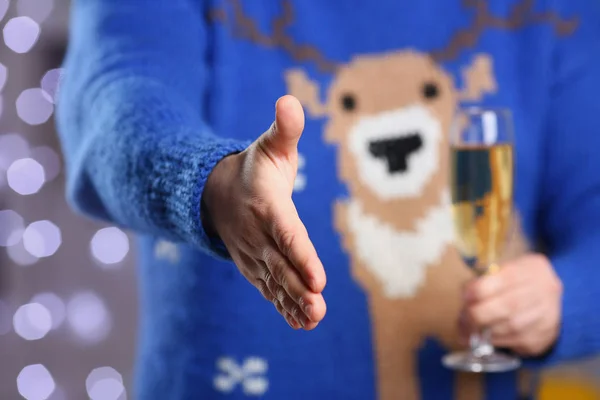 Чоловік в теплий синій светр оленя тримається в руці — стокове фото