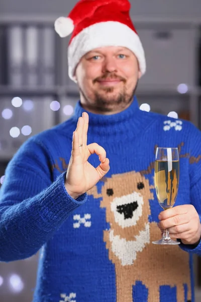 男人穿着温暖的蓝色鹿毛衣拥入臂香槟 — 图库照片