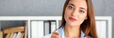 Güzel kadın doktor tutun kol gümüş kalem