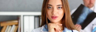Güzel kadın doktor silah defterinde tutun