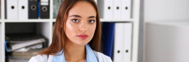 Güzel gülümseyen kadın doktor ofisinde