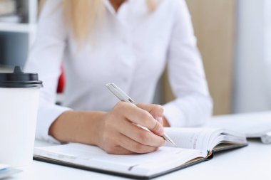 Gümüş kalem yapmaya hazır tutmak el