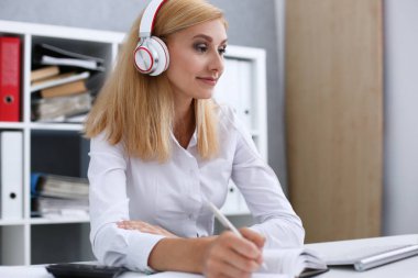 Müzik kulaklık ile güzel kız öğrenci