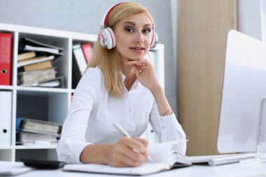 Müzik kulaklık ile güzel kız öğrenci