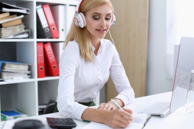 Müzik kulaklık ile güzel kız öğrenci