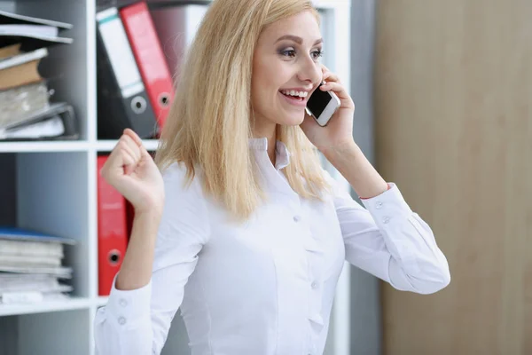Linda loira sorridente empresária falar celular — Fotografia de Stock