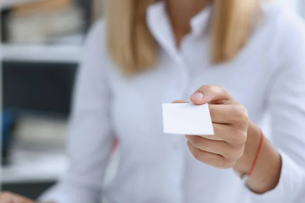 Öltöny női kéz ad üres hívókártya férfi látogató — Stock Fotó