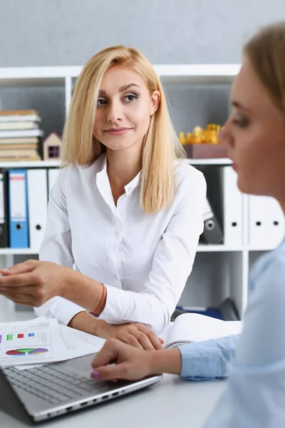 Group of people deliberate on white laptop problem — Stock Photo, Image