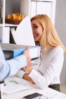 Kadın çalışan gösterir belgeler sürüsü