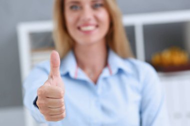 Kadın kolunu göster Tamam'ı veya onayı başparmak ile