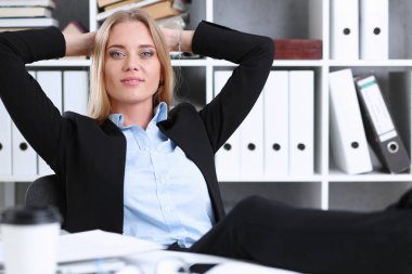 İş kadını ofiste bir çalıştıktan sonra dinlenme