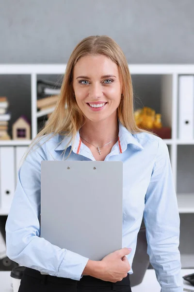 Mujer de negocios sosteniendo una tableta de escritura —  Fotos de Stock