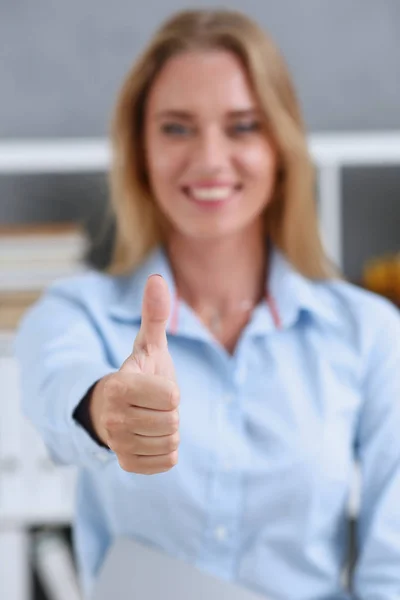 Braccio femminile mostra OK o approvazione con pollice in su — Foto Stock