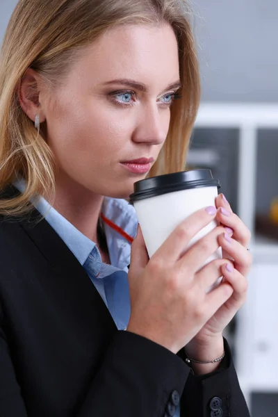 Sorridente donna d'affari che beve caffè — Foto Stock