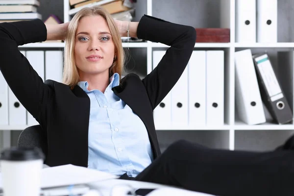 Geschäftsfrau ruht sich nach einer Arbeit im Büro aus — Stockfoto