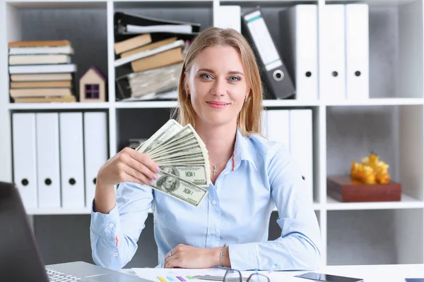 Beautiful businesswoman portrait. Scattering money — Stock Photo, Image