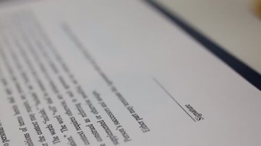Gümüş kalem ile işadamı işareti sözleşme