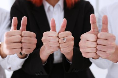 Bir grup insan ok gösterme veya onaylamak