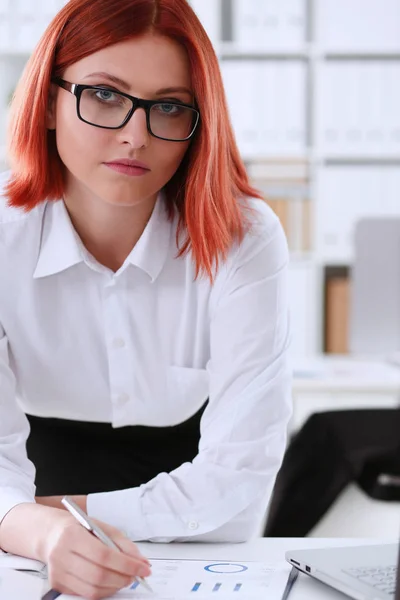 Mujer de negocios pelirroja con gafas — Foto de Stock