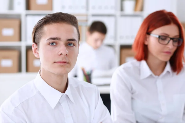 Vackra leende affärsman på arbetsplatsen — Stockfoto