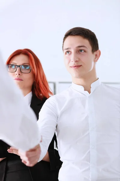 Un homme souriant en costume serre la main comme bonjour au bureau — Photo