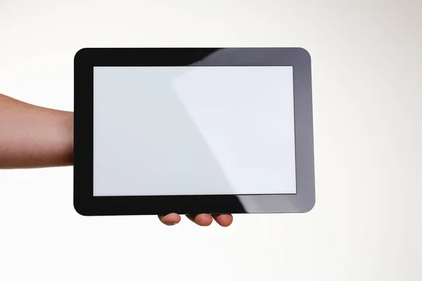 Homem segurando quadro tablet preto na mão — Fotografia de Stock