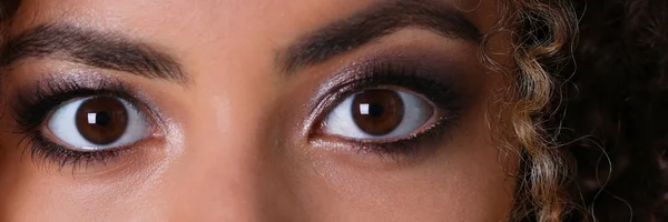 흑인 여자의 눈 큰 매크로 뷰티 샷 — 스톡 사진