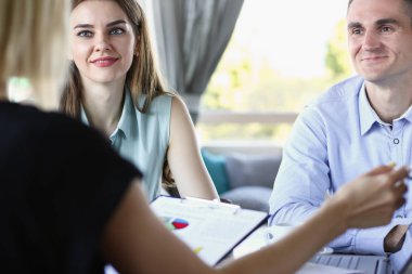 Bir grup insan bir seminer katılıyor