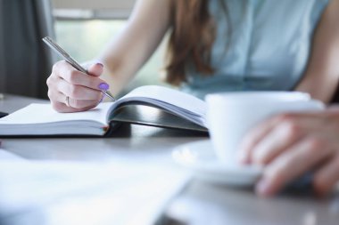 Bir grup insan tartışmak plan Café