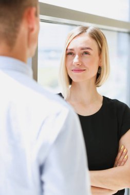 İşyeri inceleyerek, güzel kadın portre