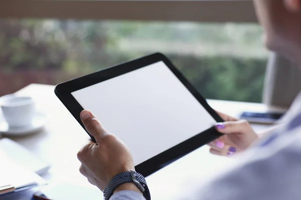 Empresário segurando tablet na mão no café — Fotografia de Stock